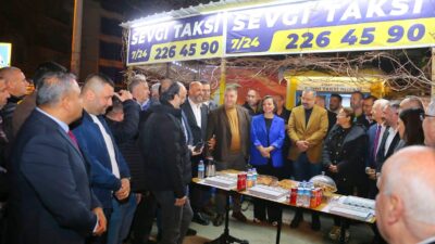 Karabağlar Belediye Başkanı Helil Kınay, ilçedeki taksicilerle sahurda bir araya