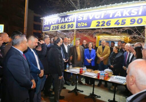 Karabağlar Belediye Başkanı Helil Kınay, ilçedeki taksicilerle sahurda bir araya