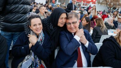 Cemil Tugay, İzmir Büyükşehir Belediyesi tarafından bugün de Bergama'da kurulan