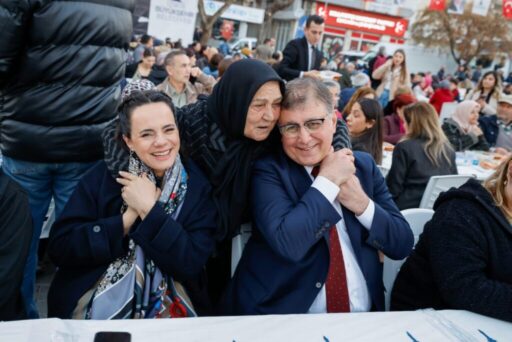 Cemil Tugay, İzmir Büyükşehir Belediyesi tarafından bugün de Bergama'da kurulan