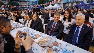 Dr. Cemil Tugay, Kemalpaşa'da kurulan iftar sofrasında yurttaşlarla buluştu.