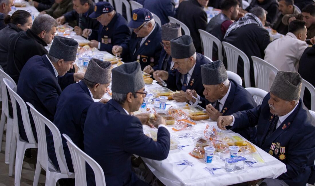 İzmir Büyükşehir Belediyesi’nin ramazan ayında 30 ilçede organize ettiği iftar
