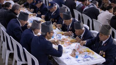 İzmir Büyükşehir Belediyesi’nin ramazan ayında 30 ilçede organize ettiği iftar