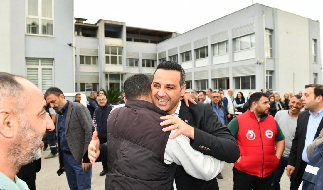 Çiğli Belediye Başkan Yıldız, Ramazan Bayramı öncesinde belediye çalışanlarıyla bayramlaştı.