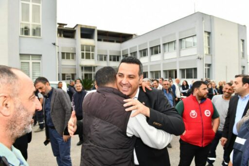 Çiğli Belediye Başkan Yıldız, Ramazan Bayramı öncesinde belediye çalışanlarıyla bayramlaştı.