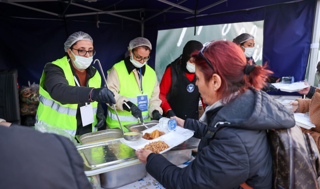 Buca Belediyesi’nin kurduğu iftar çadırına vatandaşlar yoğun ilgi gösterirken Buca