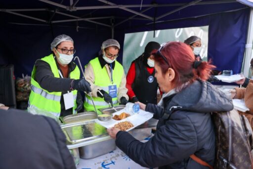 Buca Belediyesi’nin kurduğu iftar çadırına vatandaşlar yoğun ilgi gösterirken Buca