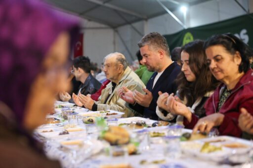Bucalılar, oruçlarını Buca Belediyesi'nin kurduğu  iftar çadırında dualar eşliğinde açtı.