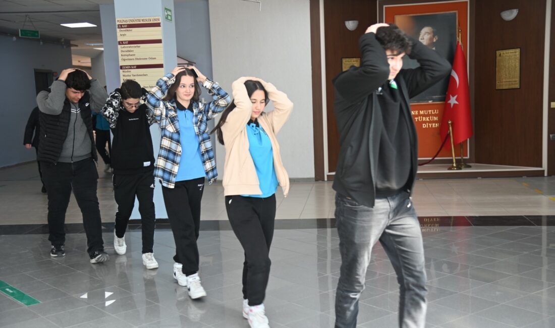 Manisa Büyükşehir Belediyesi İtfaiye Dairesi Başkanlığı ekipleri, okulların deprem ve