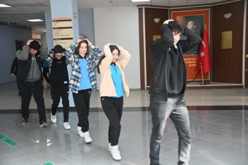 Manisa Büyükşehir Belediyesi İtfaiye Dairesi Başkanlığı ekipleri, okulların deprem ve