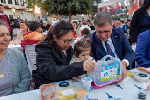İzmir Büyükşehir Belediyesi Her gün faklı bir ilçe de iftar