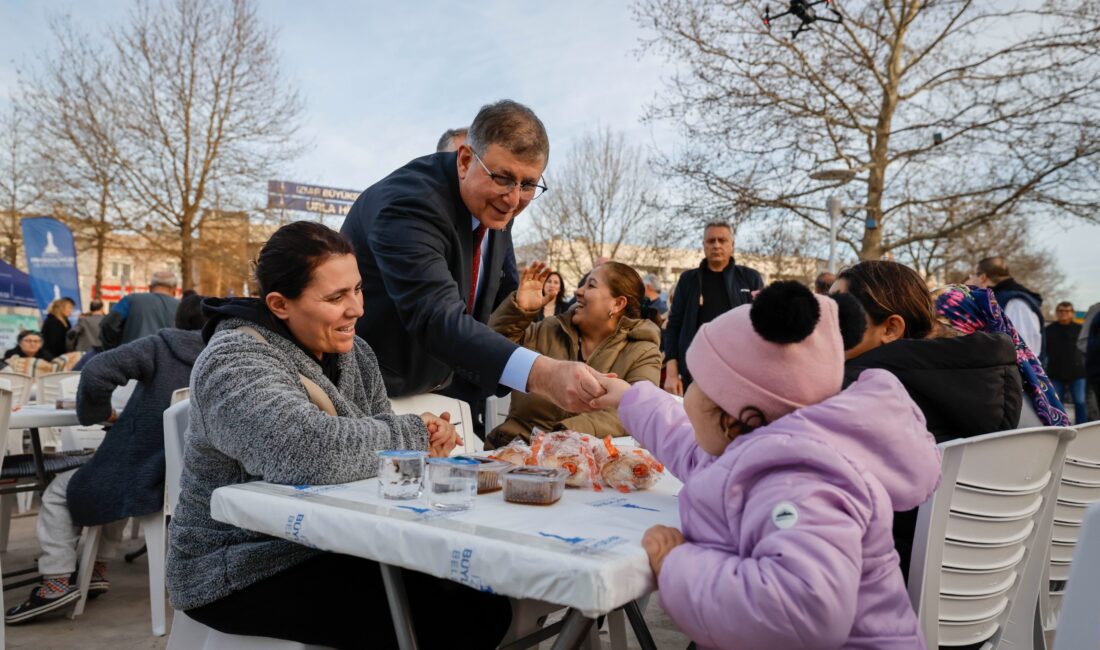 Urla Meydanı'nda önce Urla Belediyesi'nin kendi kaynaklarıyla aldığı 30 aracın