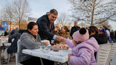 Urla Meydanı'nda önce Urla Belediyesi'nin kendi kaynaklarıyla aldığı 30 aracın