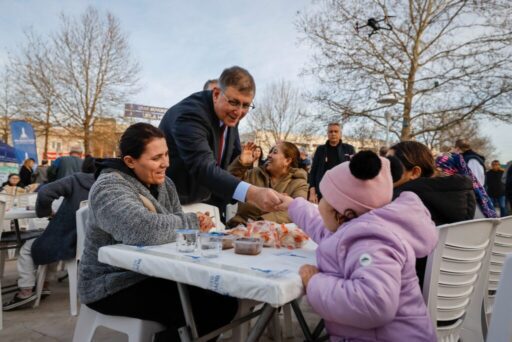 Urla Meydanı'nda önce Urla Belediyesi'nin kendi kaynaklarıyla aldığı 30 aracın