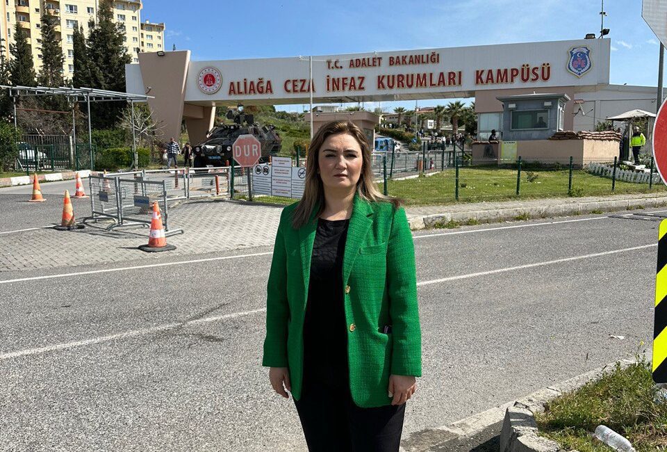 CHP’Lİ SEVDA ERDAN KILIÇ TUTUKLU GENÇLERİ ZİYARET ETTİ CHP İzmir Milletvekili Sevda Erdan Kılıç, 19 Mart darbesini protesto
