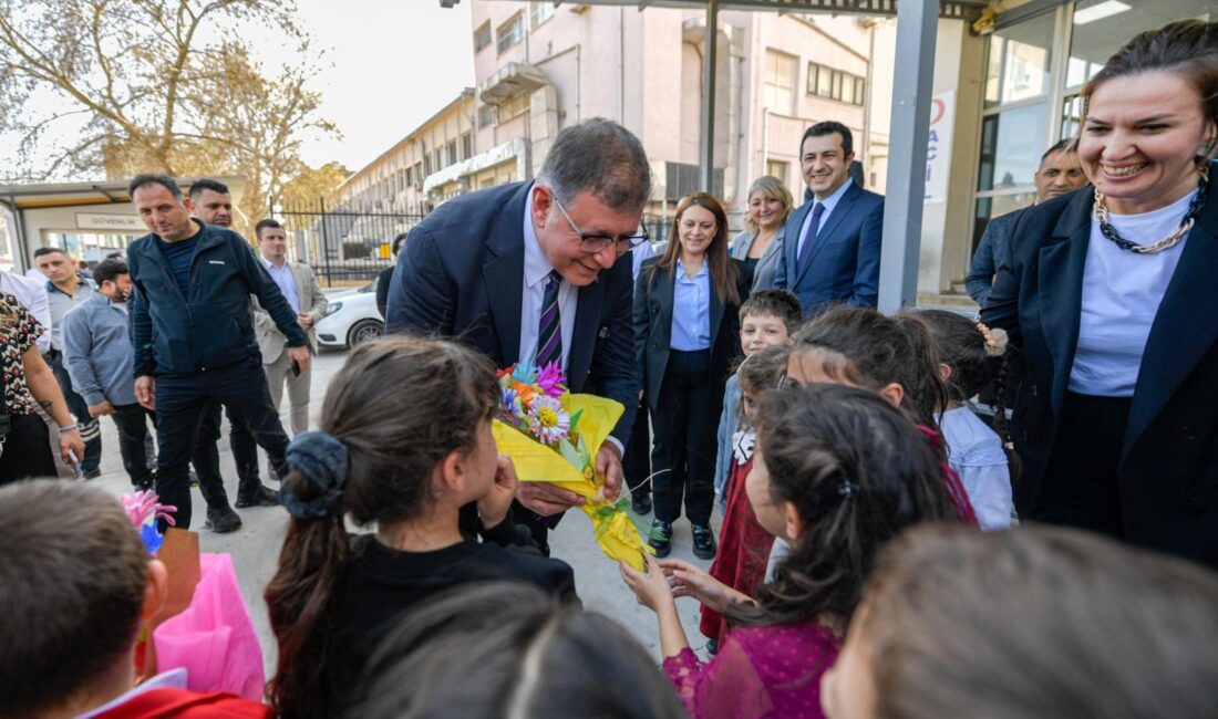 Cemil Tugay’a Tıp Bayramı’nda duygulandıran hediye Mustafa Kemal Atatürk’ün imzasını taşıyan, Eşrefpaşa Hastanesi’nde görevli bir Alman