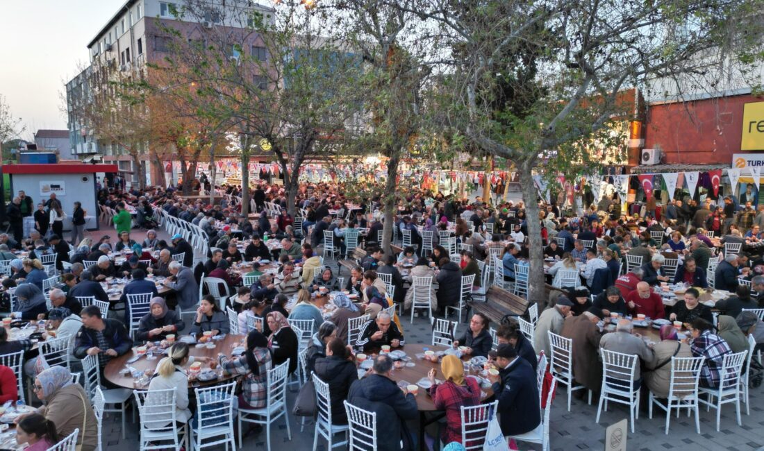 Çiğli Belediyesinin düzenlediği Kasaplar Meydanı’nda gerçekleştirilen iftar programına genç, yaşlı