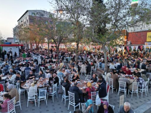 Çiğli Belediyesinin düzenlediği Kasaplar Meydanı’nda gerçekleştirilen iftar programına genç, yaşlı