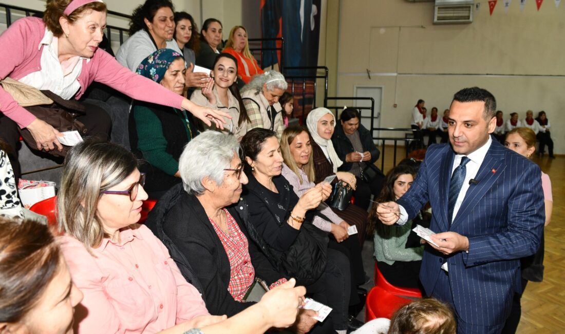 Çiğli’de Renkli ve Coşkulu Etkinlik Çiğli'de Down sendromlu öğrencilerin özel dans gösterisi, halk oyunları