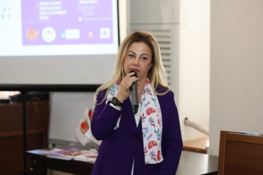 İzmir Gazeteciler Cemiyeti’nin şiddete karşı yürüttüğü Nar Projesi kapsamında Urla’da