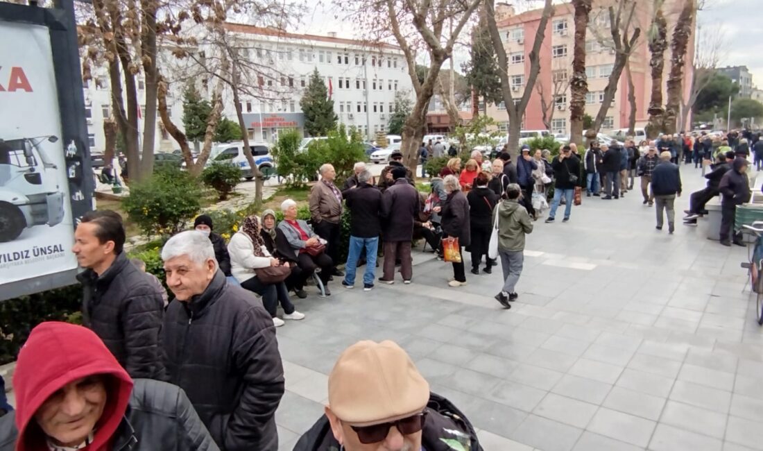 30'lu paket L boy yumurtanın 120 TL'ye satılması, emeklilerin metrelerce