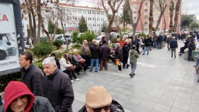 30'lu paket L boy yumurtanın 120 TL'ye satılması, emeklilerin metrelerce