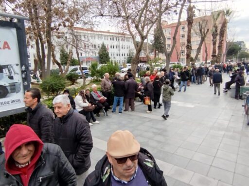 30'lu paket L boy yumurtanın 120 TL'ye satılması, emeklilerin metrelerce