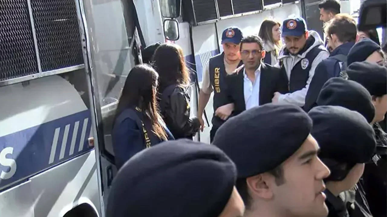 Flash Haber TV’nin sahibi Erkan Kork’un da bulunduğu 21 kişi,