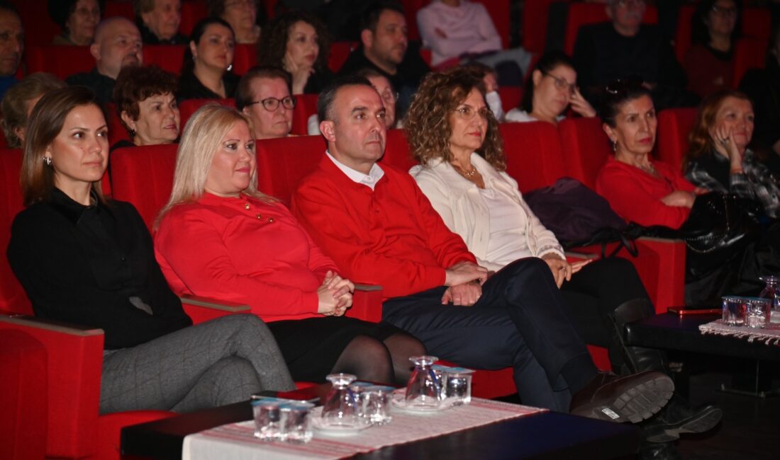 Manisa Büyükşehir Belediyesi tarafından düzenlenen ve sanatseverlerin büyük ilgi gösterdiği