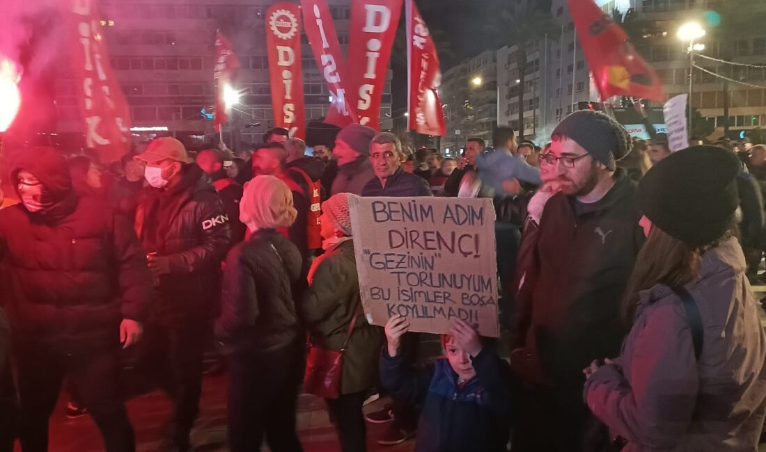 İzmir sel oldu Cumhuriyet Meydanına aktı İzmir Cumhuriyet Halk Partisi il Başkanlığının çağrısı ile Lozan meydanında