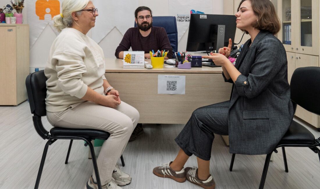 Özlem Özer ve Melek Uslular, İzmir Büyükşehir Belediyesi’nde işaret dili