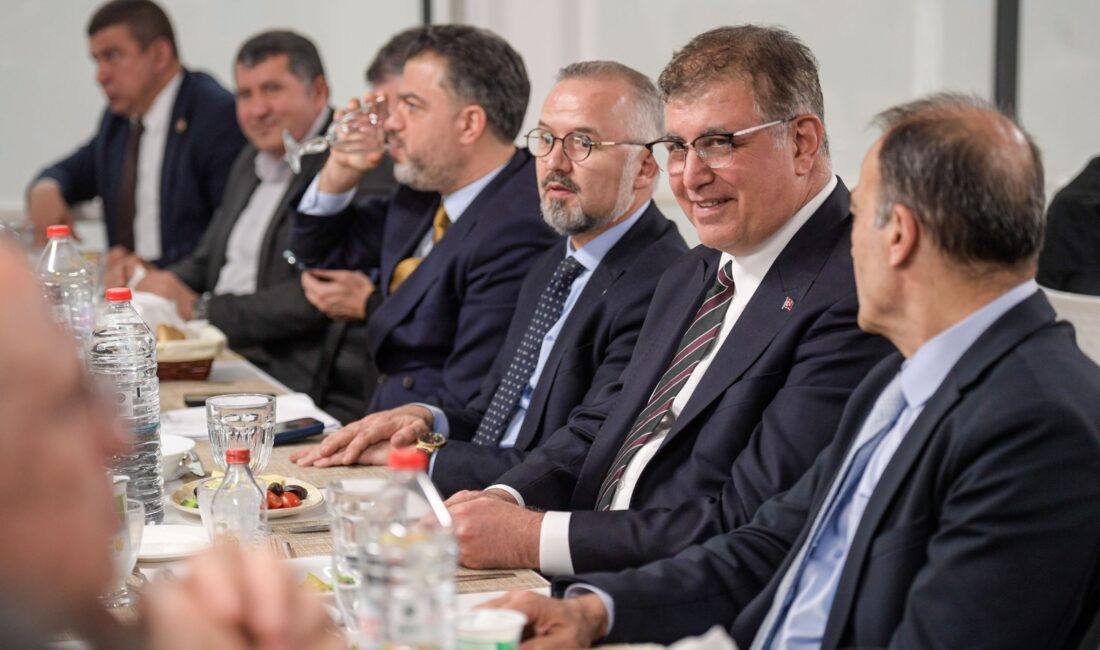 İzmirli meclis üyeleri aynı sofrada iftar yaptı Başkan Cemil Tugay, İzmir Büyükşehir Belediye Meclisi’ni üyelerini de aynı