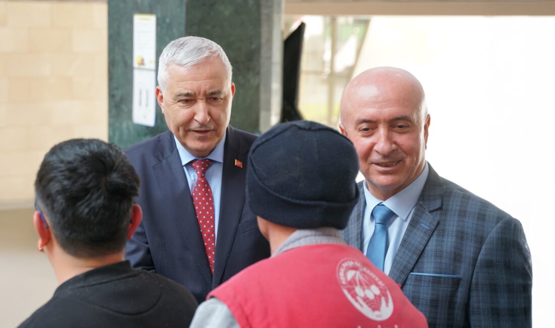 KEMALPAŞA BELEDİYESİ’NDE BAYRAMLAŞMA Kemalpaşa Belediye Başkanı Mehmet Türkmen, Ramazan Bayramı dolayısıyla belediye personeli