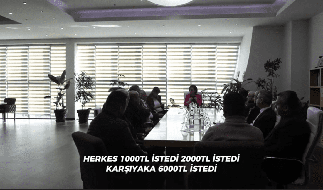 Bugün Belediyemiz önünde İzmir Pazarcılar Derneği yönetimi ve bir grup