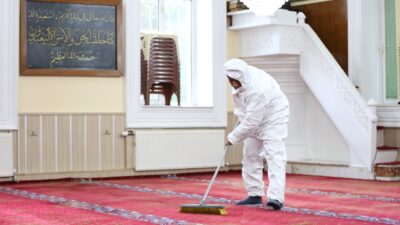 Narlıdere Belediyesi tarafından ilçe genelindeki cami ve cemevlerinde detaylı temizlik