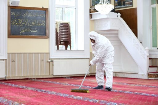 Narlıdere Belediyesi tarafından ilçe genelindeki cami ve cemevlerinde detaylı temizlik
