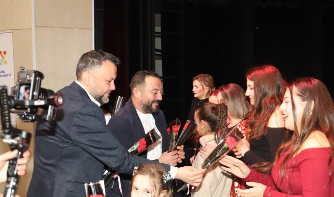 Ödemiş’te düzenlenen program  sonunda sahnedeki  kadınlar birlikteyiz mesajı verdi. 