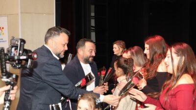 Ödemiş’te düzenlenen program  sonunda sahnedeki  kadınlar birlikteyiz mesajı verdi. 