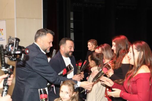 Ödemiş’te düzenlenen program  sonunda sahnedeki  kadınlar birlikteyiz mesajı verdi. 