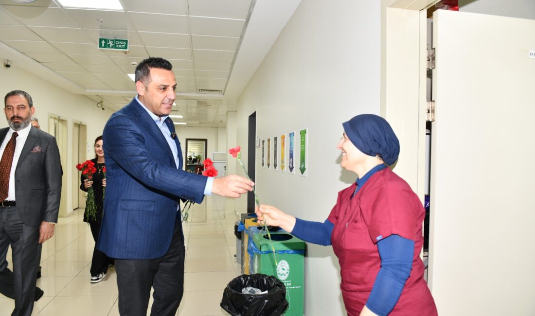 Onur Emrah Yıldız’dan Sağlık Çalışanlarına Tıp Bayramı Sürprizi Çiğli Belediye Başkanı Onur Emrah Yıldız, 14 Mart Tıp Bayramı