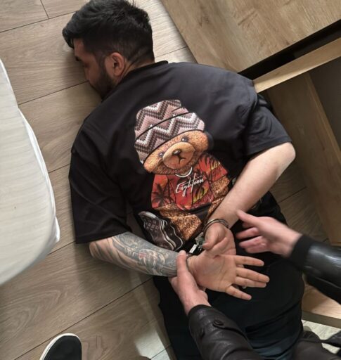 İzmir Valiliğinden yapılan açıklamada Taksiciyi gasp eden Şüpheli şahıs gözaltına