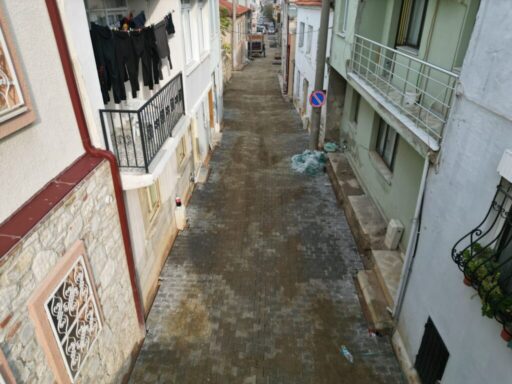 İzmir Büyükşehir Belediyesi ve Urla Belediyesi iş birliğiyle yürütülen asfalt