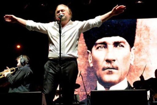 Konser esnasında aniden rahatsızlanarak hastaneye kaldırılan usta sanatçı Volkan Konak,