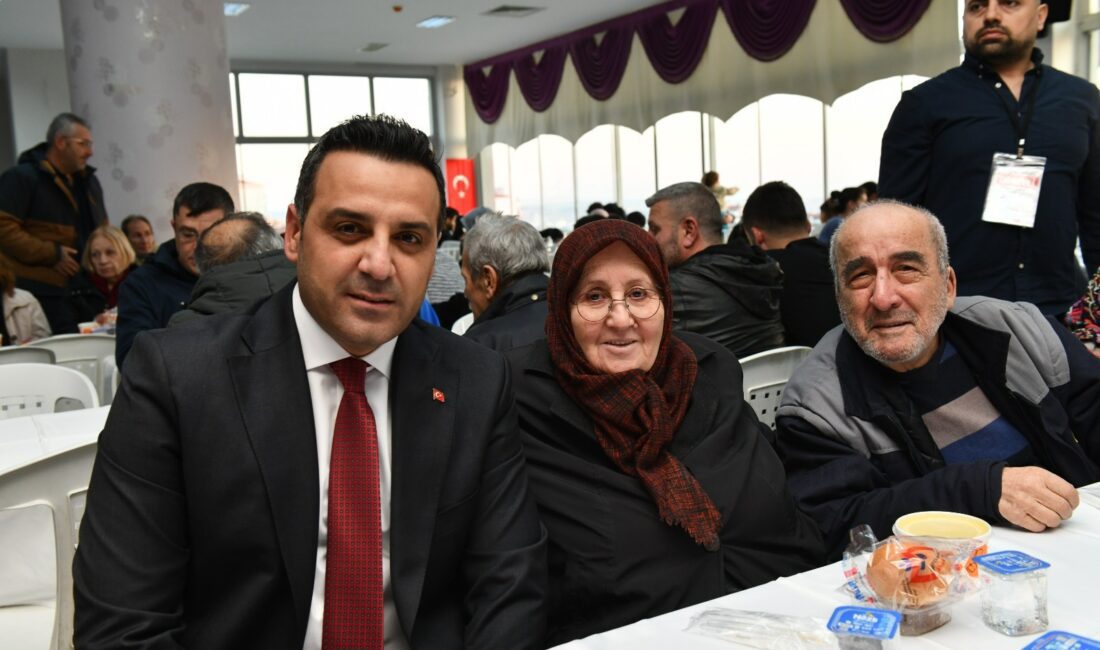 Çiğli Belediyesi, Ramazan ayı boyunca ilçenin farklı noktalarında vatandaşlarla iftar