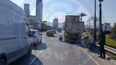 İzmir Altınyol üzeri Merkez istikametine doğru sağ şeritte bir araç