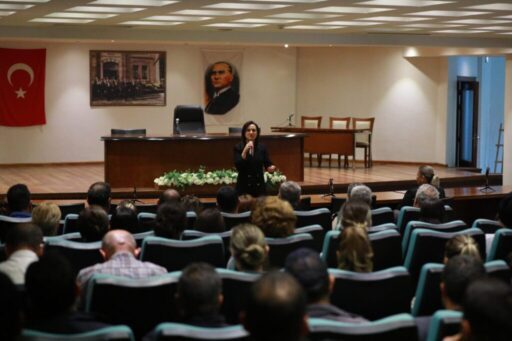 Efes Selçuk Belediye Başkanı Filiz Ceritoğlu Sengel, belediye emekçileri ile