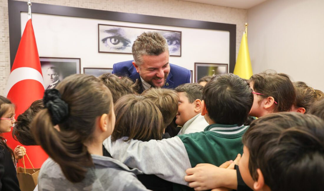 Buca Belediye Başkanı Mimar Görkem Duman,  Bucalı minik öğrencileri makamında