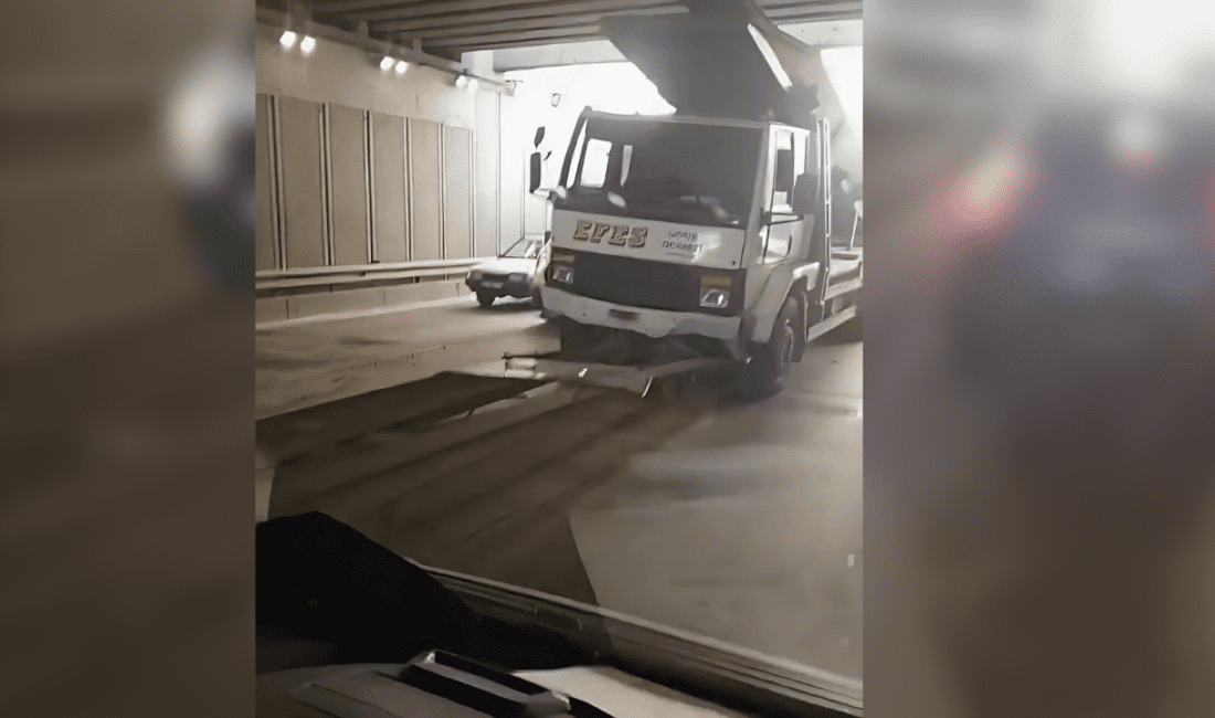 İzmir’in Gaziemir ilçesi alt geçidinde  meydana gelen trafik kazasında, bir