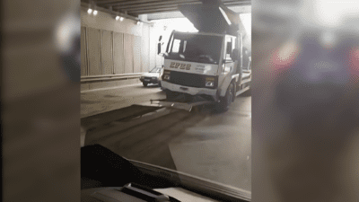 İzmir’in Gaziemir ilçesi alt geçidinde  meydana gelen trafik kazasında, bir