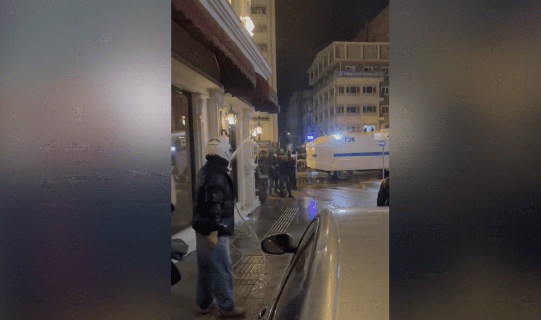 İzmir’de düzenlenen bir protesto eylemi, tazyikli suyla müdahale edilen eylemcilerin